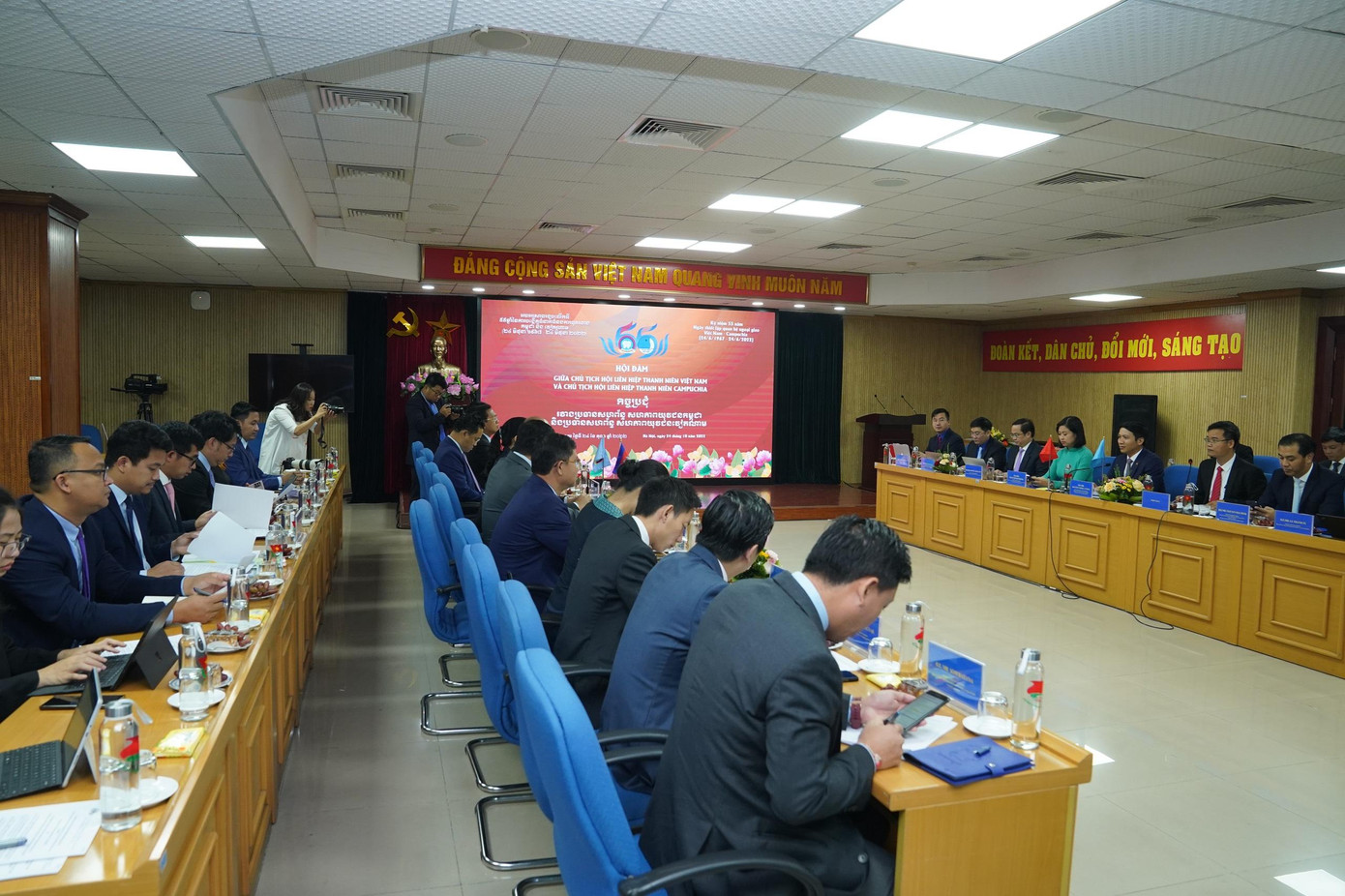 Các đại biểu tại buổi hội đàm và ký kết thỏa thuận hợp tác. Ảnh: Bảo Anh Các đại biểu tại buổi hội đàm và ký kết thỏa thuận hợp tác. Ảnh: Bảo Anh