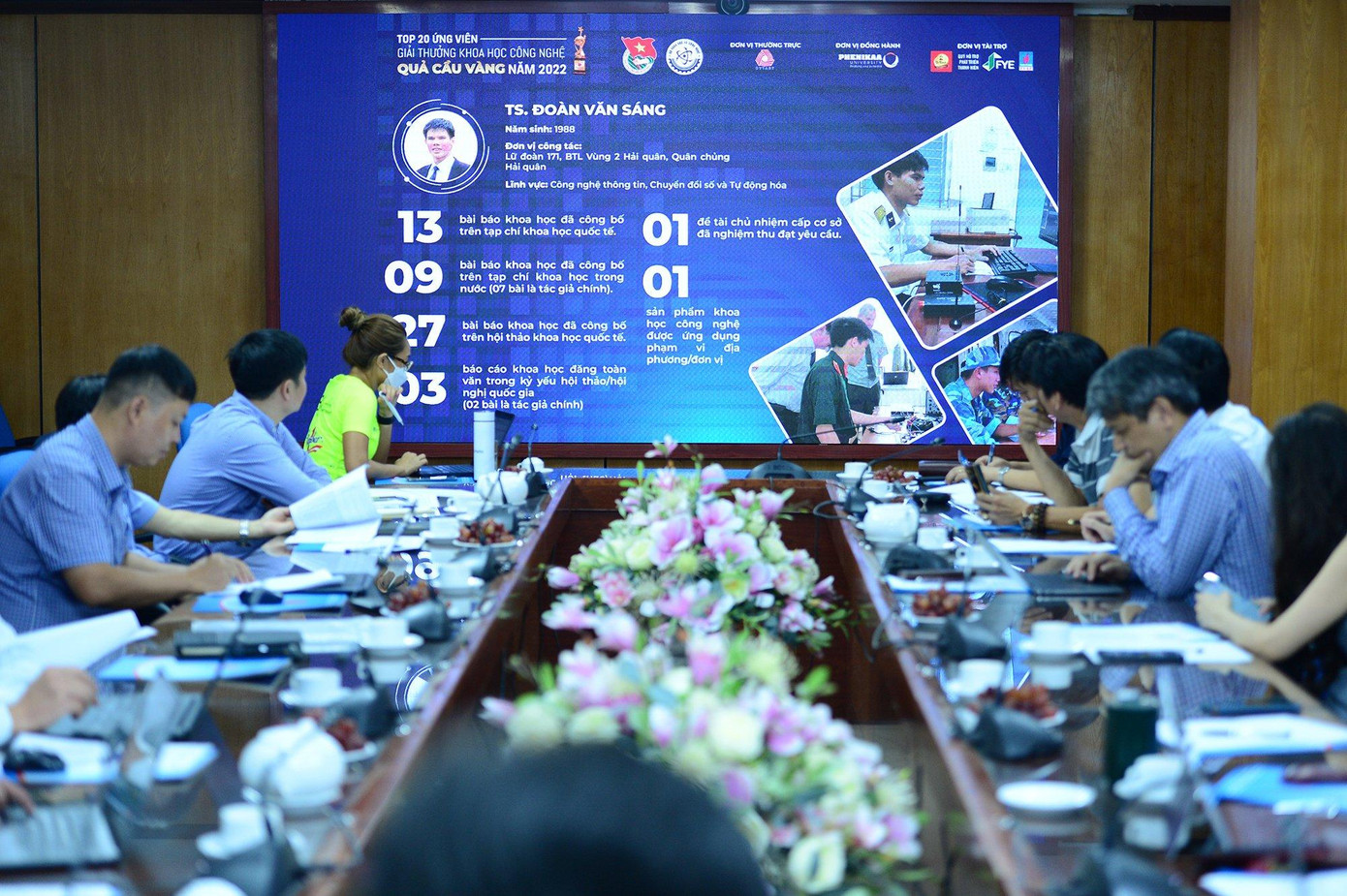 Hội đồng họp lần thứ 2 để chọn ra 10 gương mặt xuất sắc nhận giải thưởng Quả Cầu Vàng năm 2022. Ảnh: Dương Triều