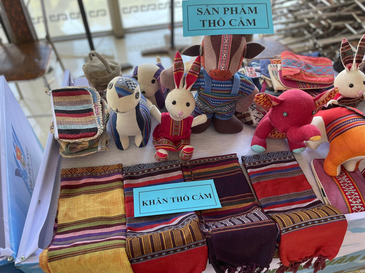 Kế thừa và phát huy những tinh túy của nghề dệt thổ cẩm, kết hợp với sự sáng tạo, tinh tế, những phụ nữ Thái đã tạo ra những sản phẩm đặc trưng, vừa mang nét văn hóa truyền thống vừa mang tính hiện đại phục vụ nhu cầu đời sống hàng ngày. Ảnh: Như Ý