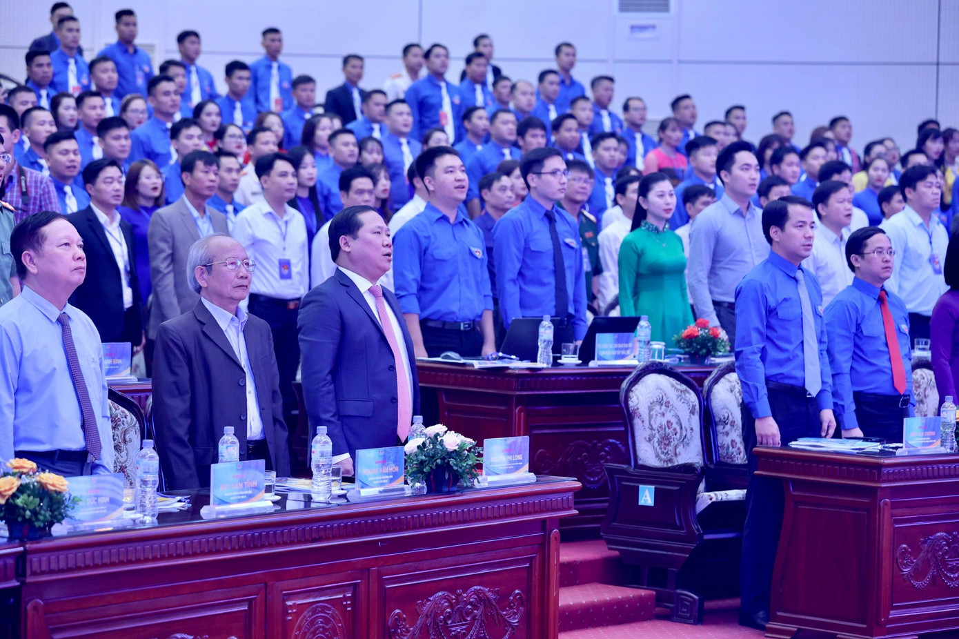 Các đại biểu làm lễ chào cờ tại phiên trọng thể. Ảnh: Như Ý