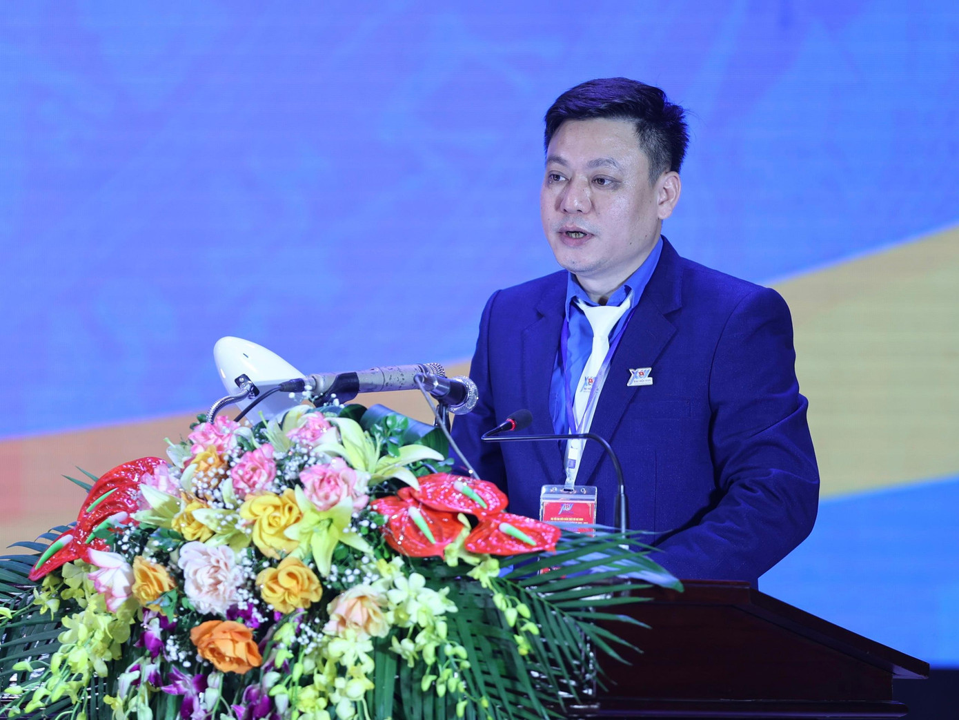 Khai mạc phiên trọng thể, anh Hoàng Xuân Giao - Bí thư Tỉnh Đoàn Hòa Bình, cho biết, Đại hội Đoàn tỉnh Hòa Bình lần thứ XVII diễn ra với tinh thần “Khát vọng – Tiên phong – Đoàn kết – Sáng tạo – Phát triển”. Những quyết định của đại hội thể hiện cho ý chí và nguyện vọng của tuổi trẻ Hòa Bình cùng nhau thi đua rèn đức, luyện tài, phát huy truyền thống tốt đẹp của dân tộc, ra sức học tập, lao động, đem tài năng, sức trẻ xây dựng và bảo vệ Tổ quốc Việt Nam xã hội chủ nghĩa, xây dựng quê hương ngày càng giàu đẹp. Ảnh: Như Ý