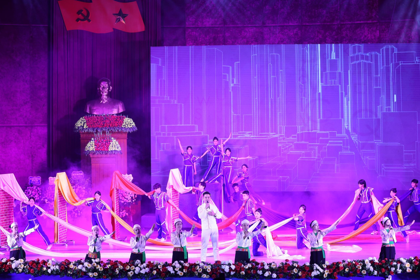 Những tiết mục văn nghệ đặc sắc tại phiên trọng thể. Ảnh: Như Ý