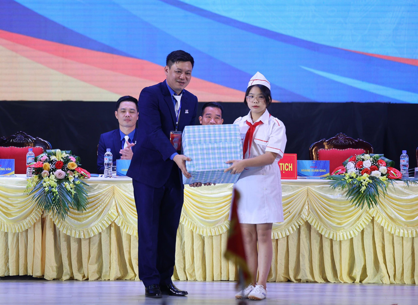 Bí thư Tỉnh Đoàn Hòa Bình Hoàng Xuân Giao tặng quà thiếu nhi chúc mừng đại hội. Ảnh: Như Ý