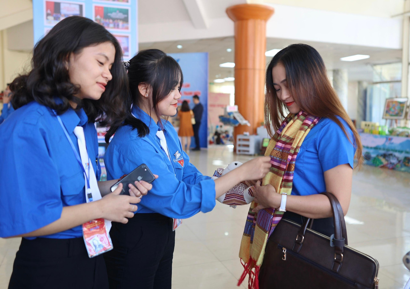 Các sản phẩm đều được se sợi từ bông tự nhiên và được nhuộm bằng màu tự nhiên từ các cây, cỏ và sau khi nhuộm sẽ được phơi khô bằng ánh nắng tự nhiên trước khi đưa vào dệt.