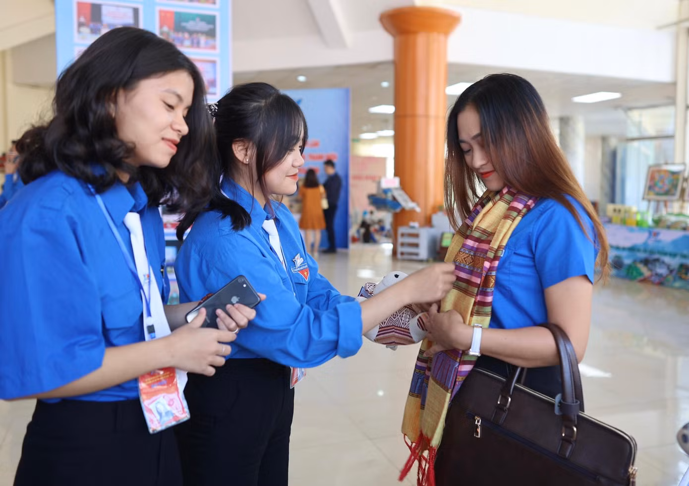 Các sản phẩm đều được se sợi từ bông tự nhiên và được nhuộm bằng màu tự nhiên từ các cây, cỏ và sau khi nhuộm sẽ được phơi khô bằng ánh nắng tự nhiên trước khi đưa vào dệt.
