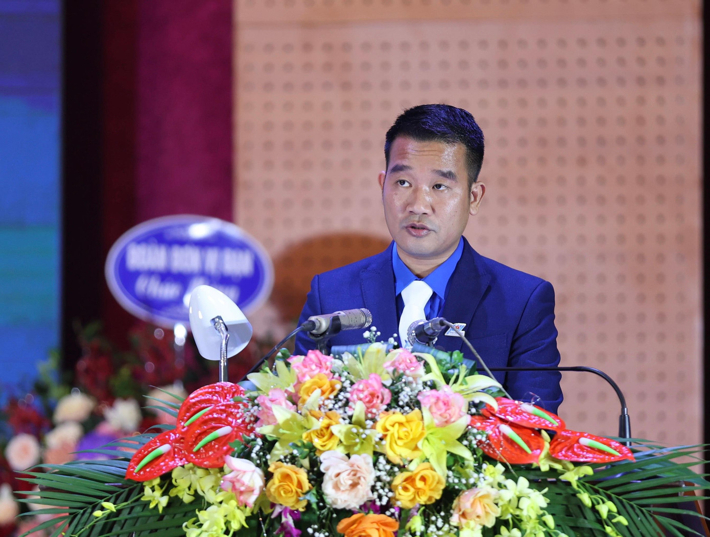 Anh Nguyễn Duy Tư, Phó Bí thư Tỉnh Đoàn Hòa Bình trình bày dự thảo báo cáo chính trị đại hội. Ảnh; Như Ý