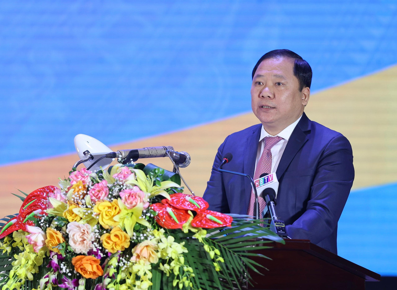 Ông Nguyễn Phi Long - Bí thư Tỉnh ủy Hòa Bình, đề nghị các cấp ủy, chính quyền, Mặt trận Tổ quốc, các tổ chức chính trị - xã hội trong tỉnh mạnh dạn bố trí cán bộ trẻ đảm nhận các vị trí quan trọng trong hệ thống chính trị, nâng cao tỷ lệ cán bộ trẻ trong các cơ quan lãnh đạo, quản lý các cấp, các ngành, coi đây là một nội dung quan trọng trong công tác cán bộ của Đảng.