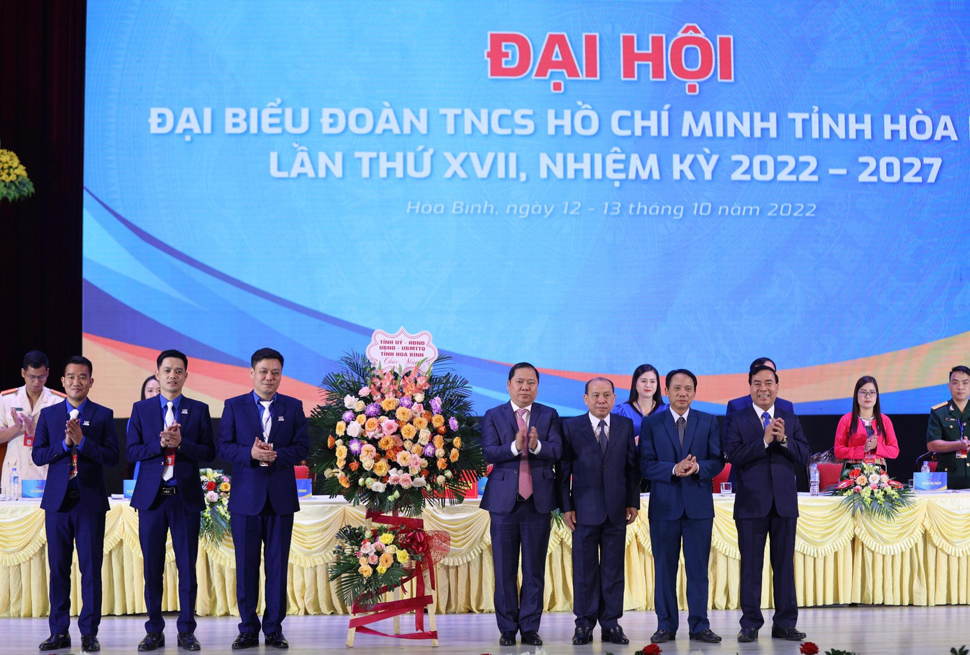 Bí thư Tỉnh ủy Hòa Bình Nguyễn Phi Long và các đại biểu tặng hoa chúc mừng đại hội. Ảnh: Như Ý