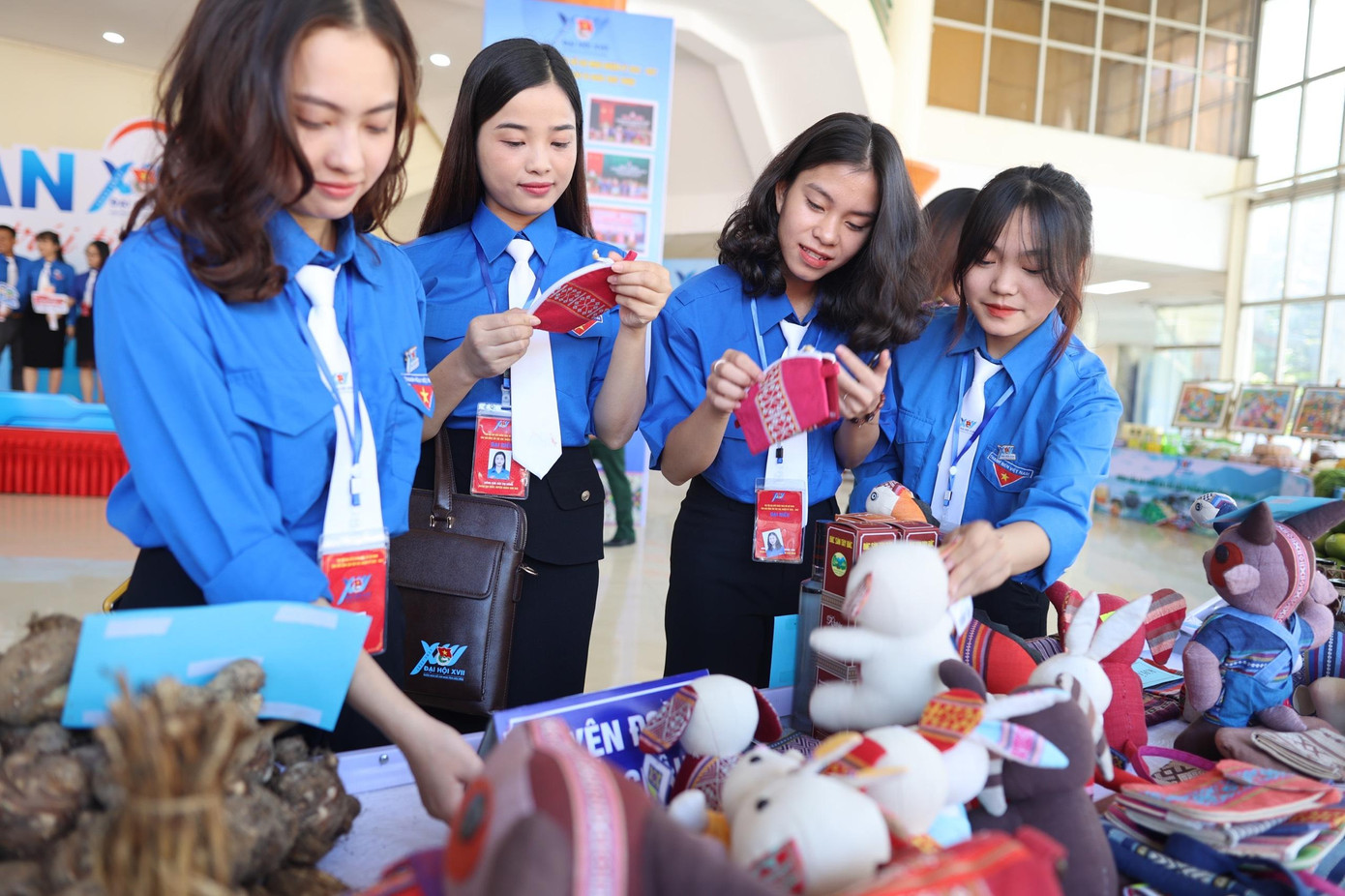 Các sản phẩm thổ cẩm được trưng bày tại Đại hội Đoàn tỉnh Hòa Bình lần thứ XVII. Các sản phẩm đều được se sợi từ bông tự nhiên và được nhuộm bằng màu tự nhiên từ các cây, cỏ và sau khi nhuộm sẽ được phơi khô bằng ánh nắng tự nhiên trước khi đưa vào dệt. Ảnh: Như Ý