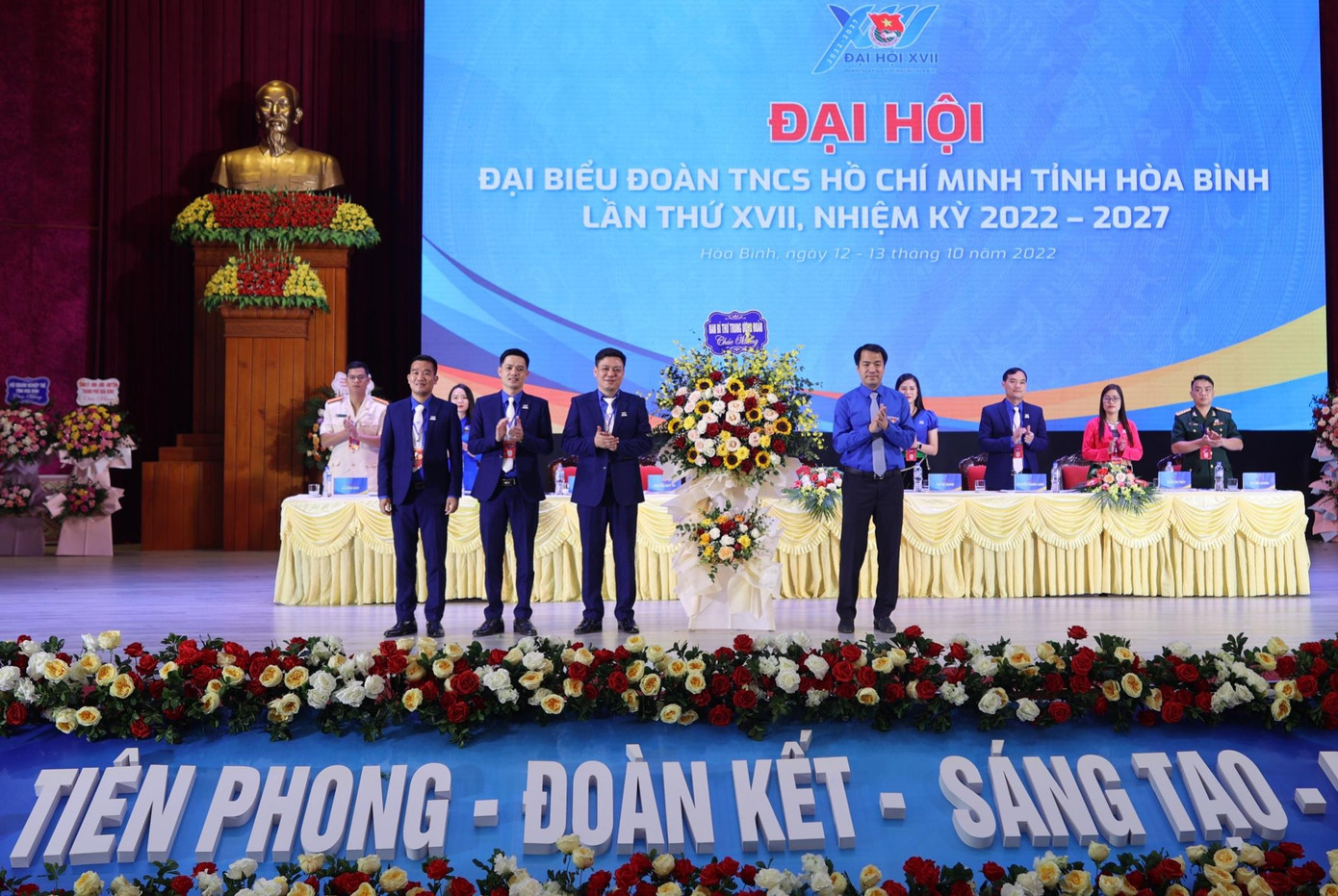 Anh Ngô Văn Cương, Bí thư T.Ư Đoàn tặng hoa chúc mừng đại hội. Ảnh: Như Ý