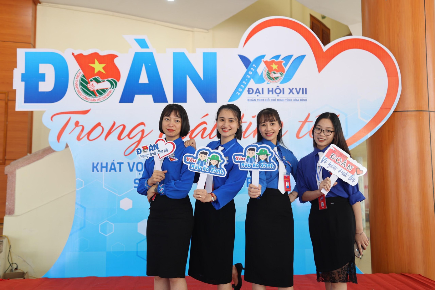 Các nữ đại biểu hào hứng check-in tại Đại hội đại biểu Đoàn TNCS Hồ Chí Minh tỉnh Hòa Bình lần thứ XVII, nhiệm kỳ 2022 - 2027. Ảnh: Như Ý