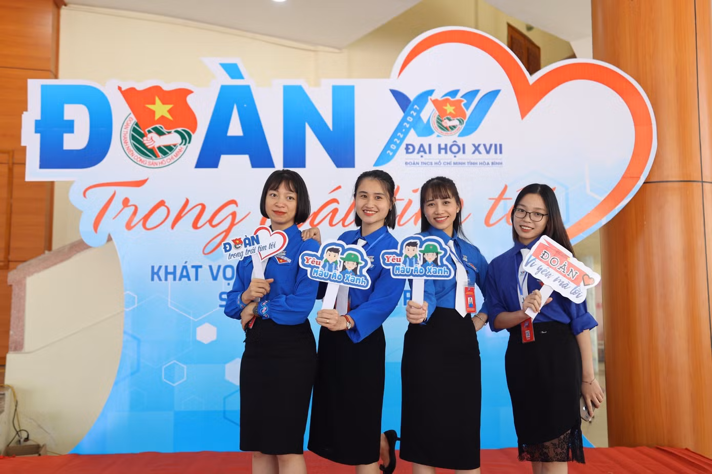 Các nữ đại biểu hào hứng check-in tại Đại hội đại biểu Đoàn TNCS Hồ Chí Minh tỉnh Hòa Bình lần thứ XVII, nhiệm kỳ 2022 - 2027. Ảnh: Như Ý
