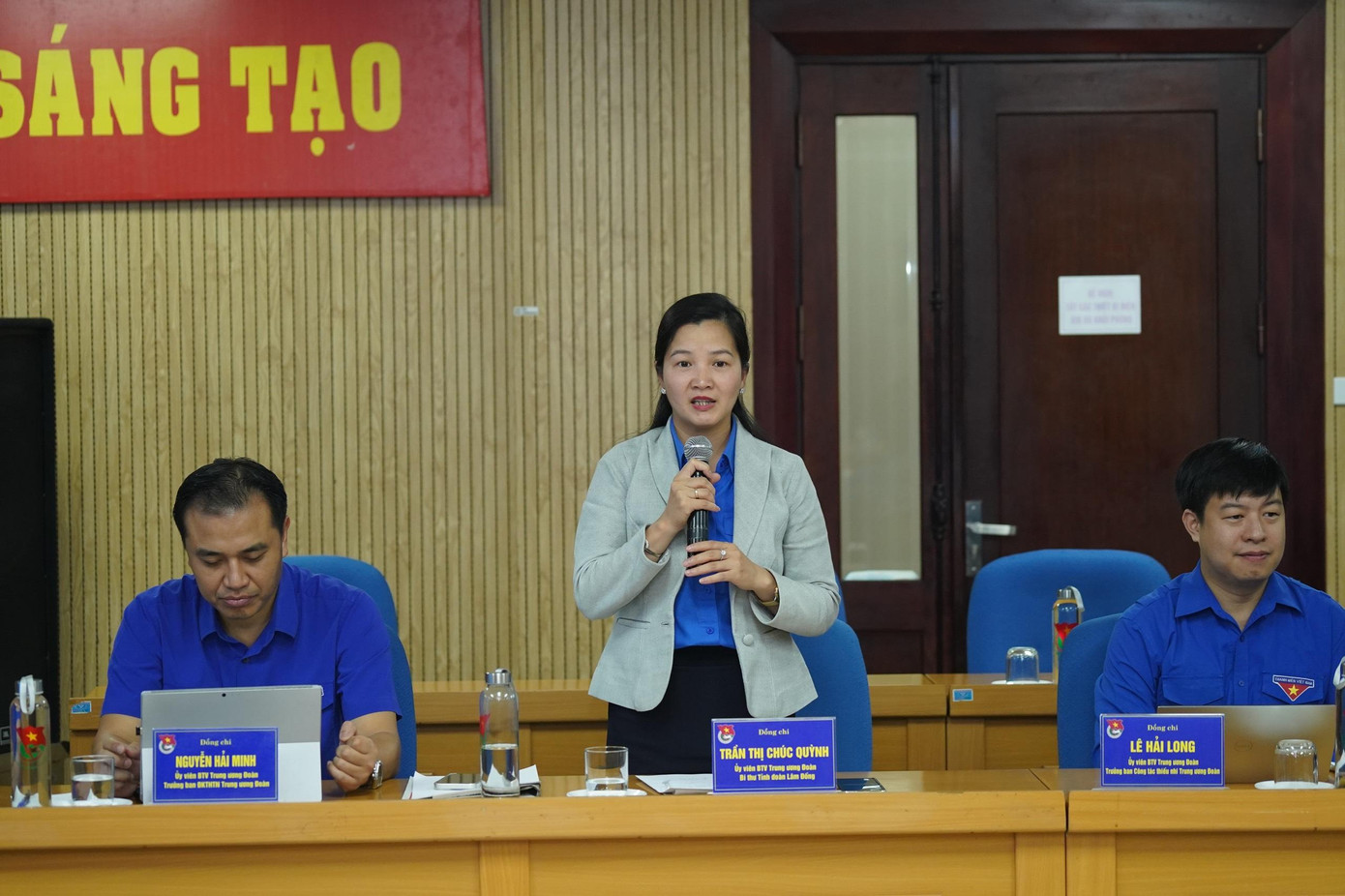 Chị Trần Thị Chúc Quỳnh - Bí thư Tỉnh Đoàn Lâm Đồng, phát biểu tại hội nghị. (Ảnh: Ngọc Thắng)