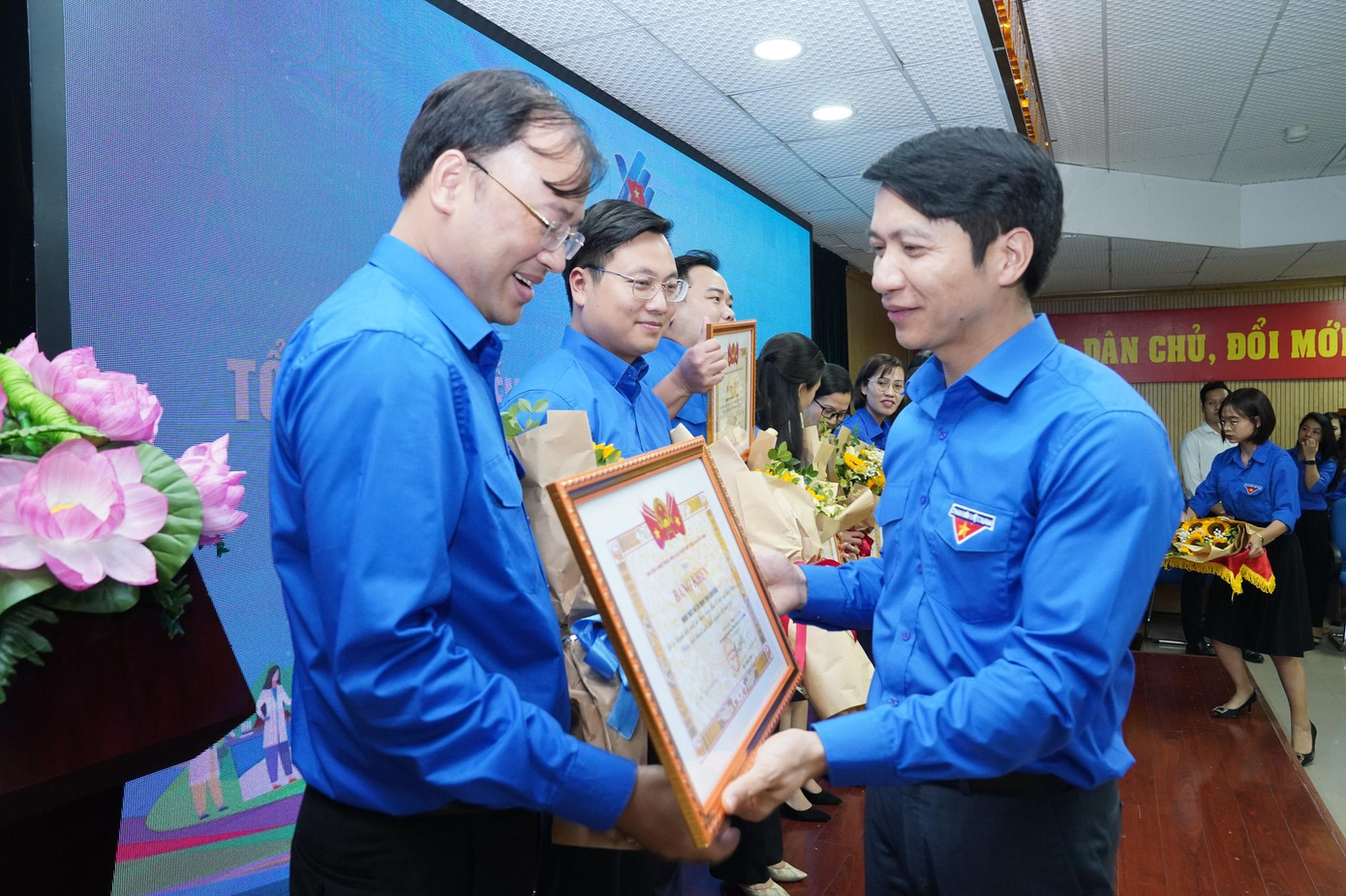 Anh Nguyễn Ngọc Lương, Bí thư thường trực T.Ư Đoàn, Chủ tịch Hội LHTN Việt Nam trao tặng Bằng khen cho các tập thể có thành tích xuất sắc trong Chiến dịch Thanh niên tình nguyện hè 2022 Anh Nguyễn Ngọc Lương, Bí thư thường trực T.Ư Đoàn, Chủ tịch Hội LHTN Việt Nam trao tặng Bằng khen cho các tập thể có thành tích xuất sắc trong Chiến dịch Thanh niên tình nguyện hè 2022