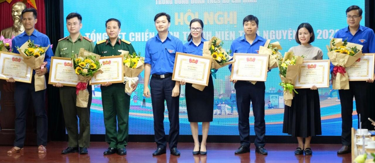 Trung ương Đoàn tặng Bằng khen cho Báo Tiền Phong và các tập thể có thành tích xuất sắc trong Chiến dịch Thanh niên tình nguyện hè 2022. Ảnh: Mạnh Thắng Trung ương Đoàn tặng Bằng khen cho Báo Tiền Phong và các tập thể có thành tích xuất sắc trong Chiến dịch Thanh niên tình nguyện hè 2022. Ảnh: Mạnh Thắng