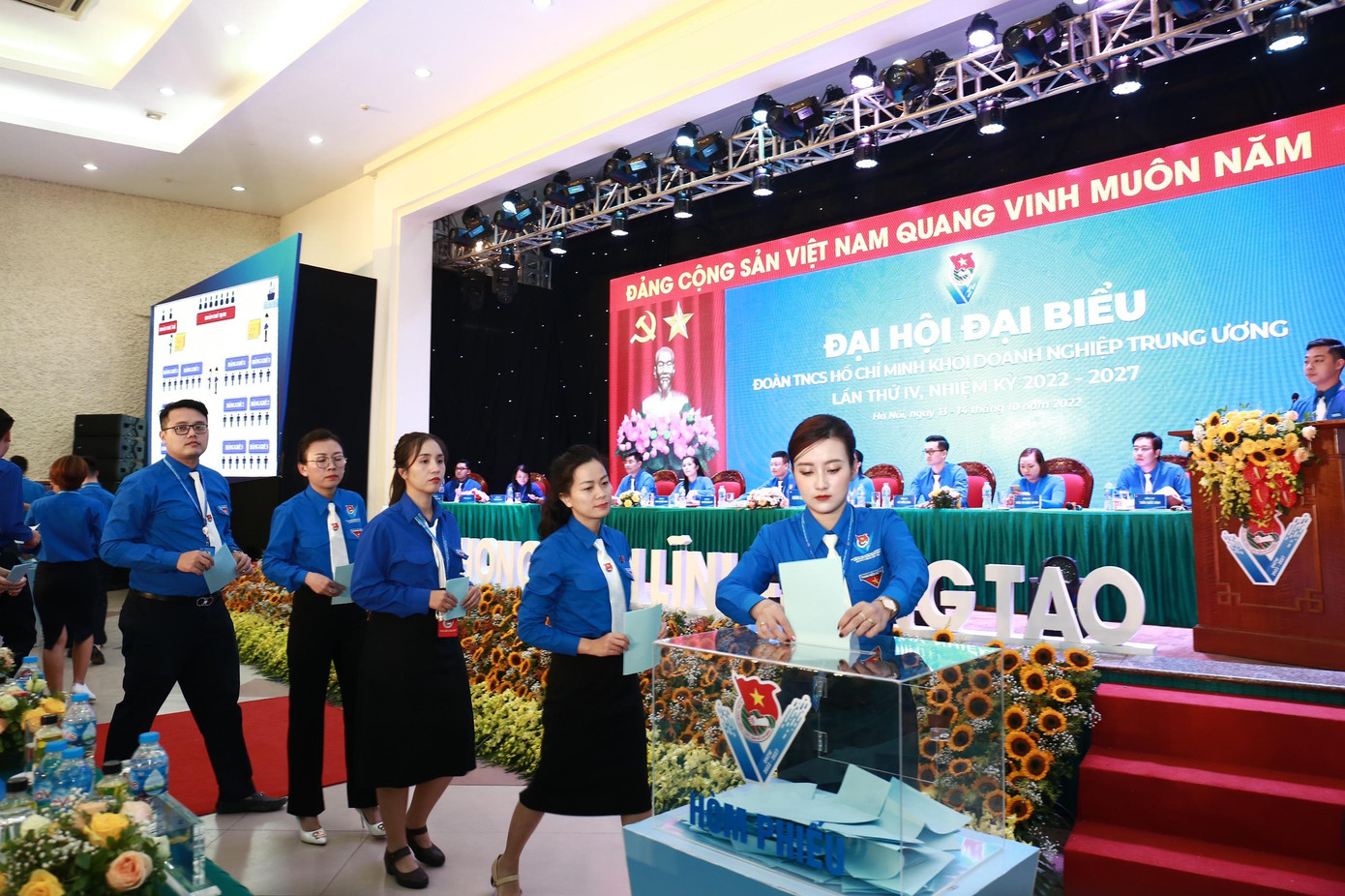 Các đại biểu bỏ phiếu bầu Ban Chấp hành khóa mới.