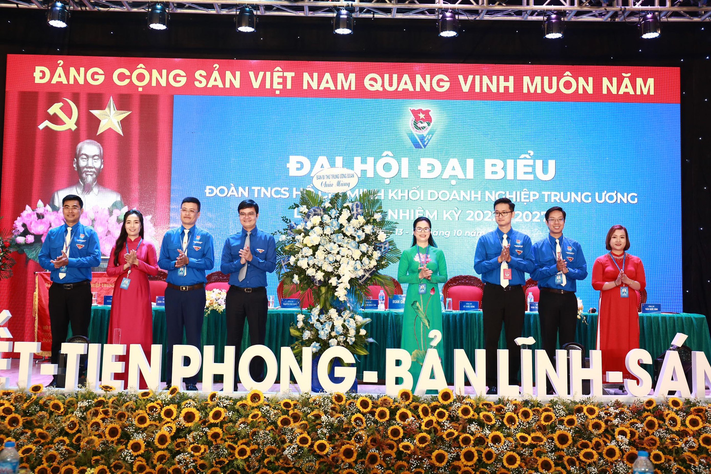Bí thư thứ nhất T.Ư Đoàn Bùi Quang Huy, tặng hoa chúc mừng đại hội. Ảnh: Như Ý