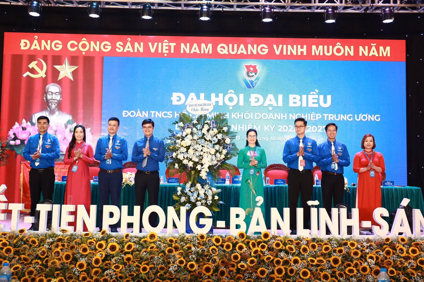 Bí thư thứ nhất T.Ư Đoàn Bùi Quang Huy, tặng hoa chúc mừng đại hội. Ảnh: Như Ý