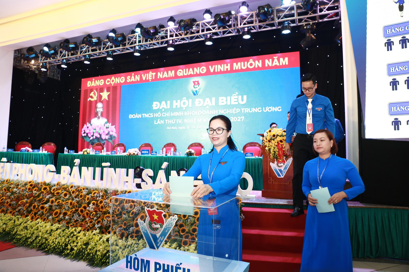 Các đại biểu bỏ phiếu bầu Ban Chấp hành khóa mới.