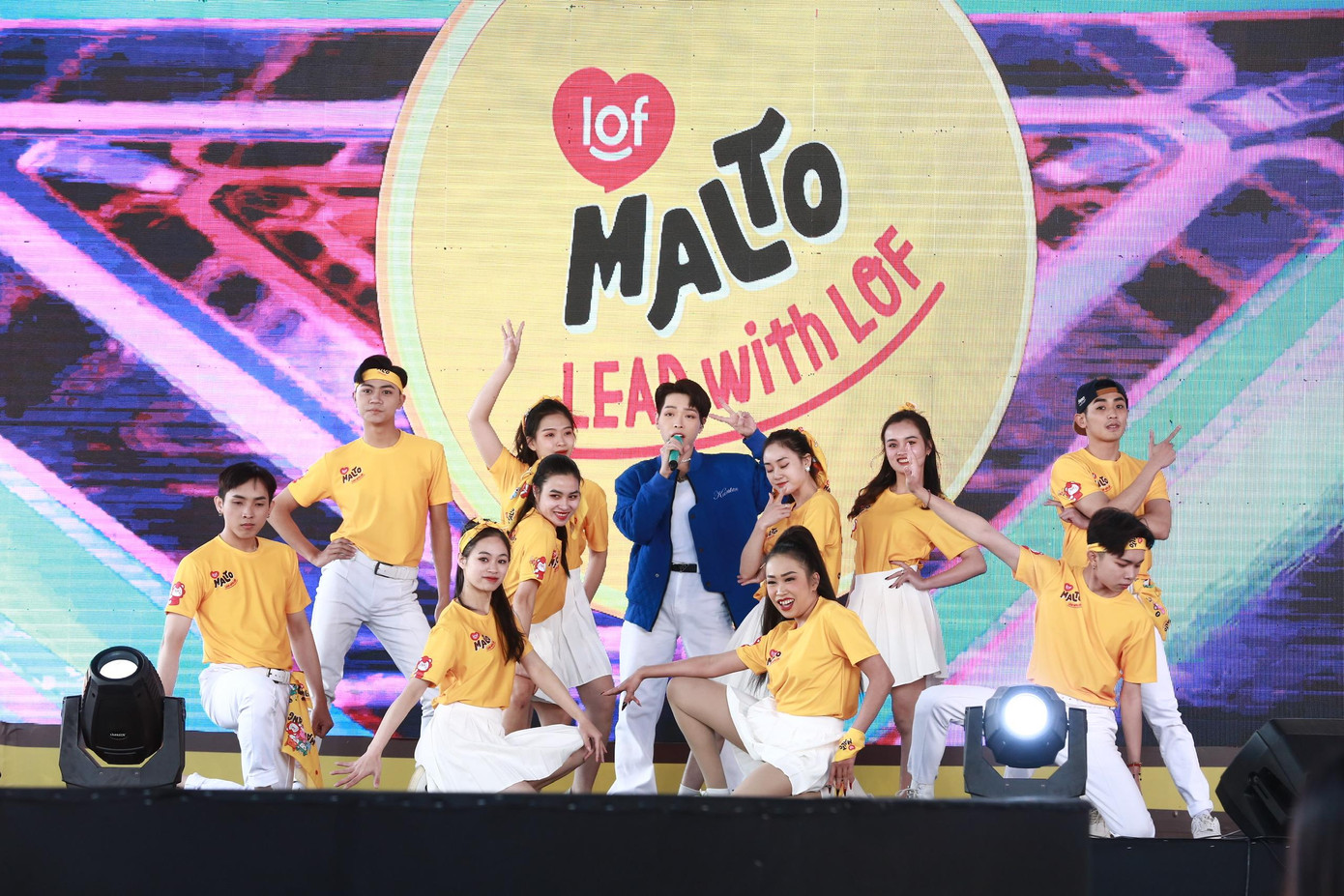 Ca sĩ Đức Phúc là đại sứ của chương trình đã mang đến không khí bùng nổ, vui tươi cho các em học sinh Đà Lạt, tại lễ phát động, sáng 30/10