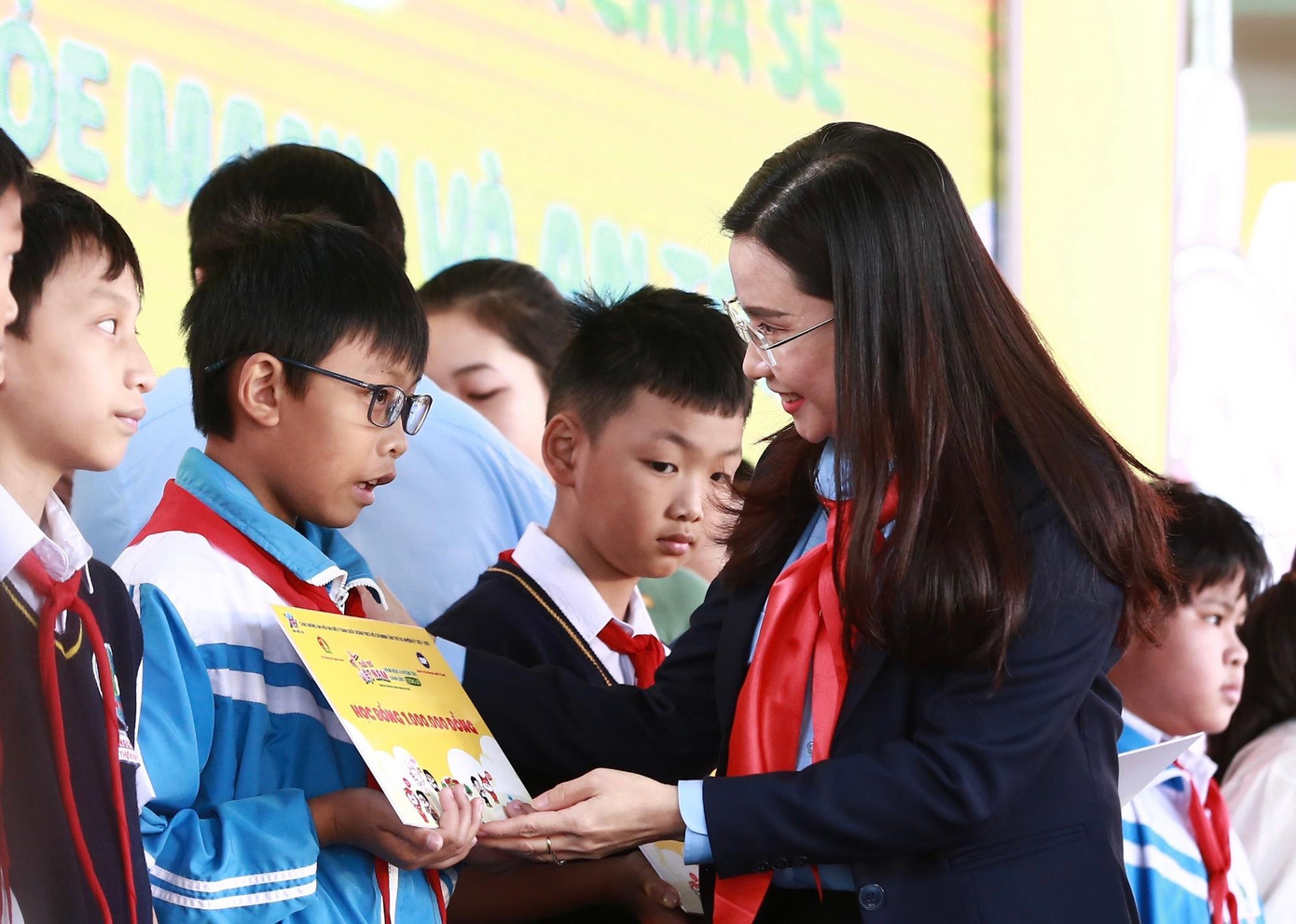 Chị Nguyễn Phạm Duy Trang, Bí thư T.Ư Đoàn, Chủ tịch Hội đồng Đội T.Ư trao tặng học bổng cho các em học sinh tại lễ phát động. Ảnh: Bảo Anh
