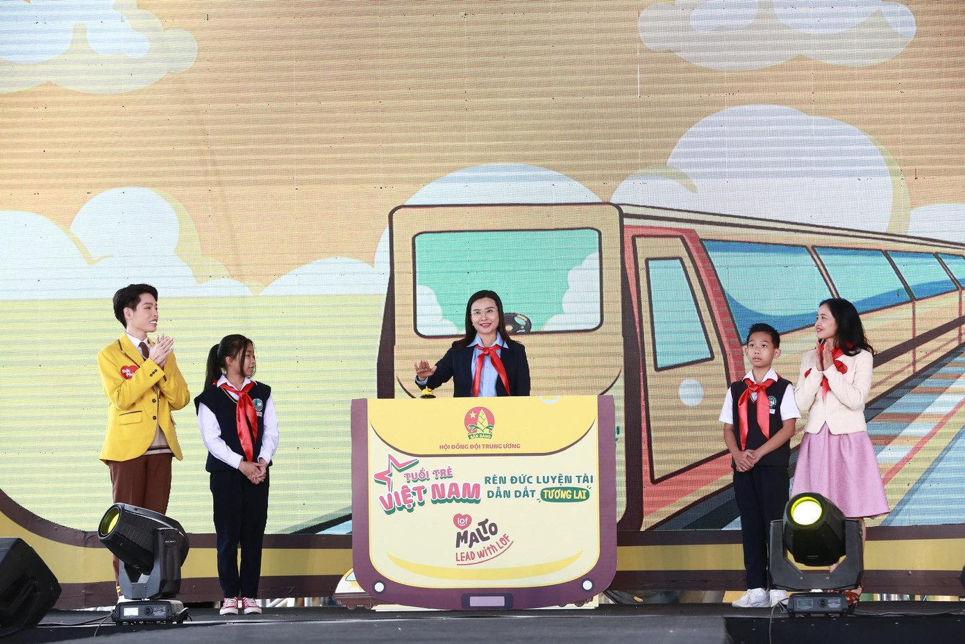 Chị Nguyễn Phạm Duy Trang, Bí thư T.Ư Đoàn, Chủ tịch Hội đồng Đội T.Ư khởi động chương trình “Tuổi trẻ Việt Nam - Rèn đức luyện tài, dẫn dắt tương lai”. Ảnh: Bảo Anh