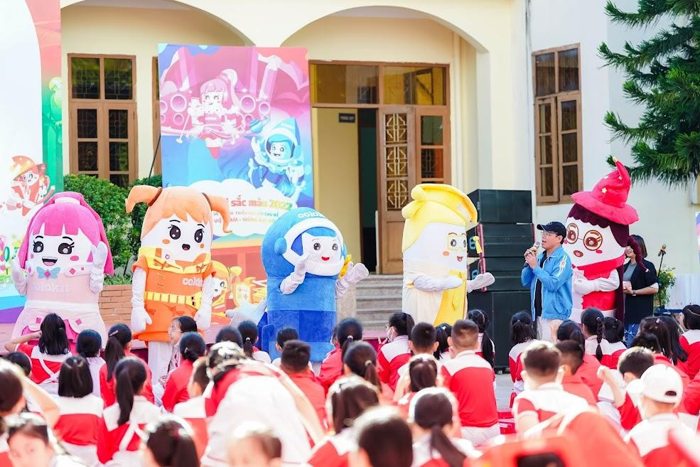 Các em không chỉ được cùng nhau vẽ tranh mà còn được trải nghiệm nhiều trò chơi sắc màu thông minh. Các em không chỉ được cùng nhau vẽ tranh mà còn được trải nghiệm nhiều trò chơi sắc màu thông minh.