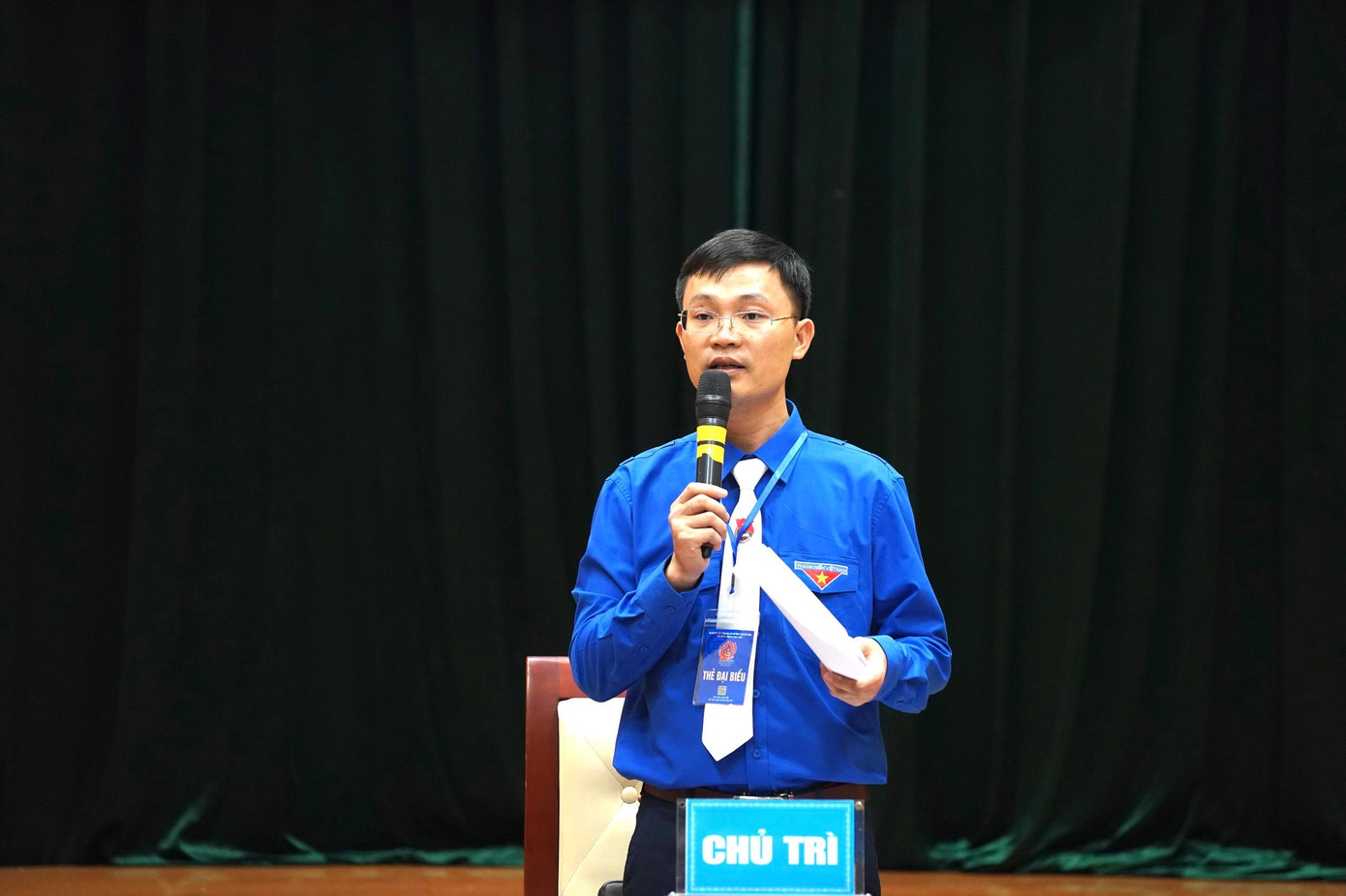 Anh Nguyễn Kim Chức - Bí thư Đoàn Trường Cao đẳng Cơ điện và Xây dựng, chủ trì diễn đàn về "Thanh niên tiên phong trong chuyển đổi số và khởi nghiệp, lập nghiệp". Ảnh: Như Ý