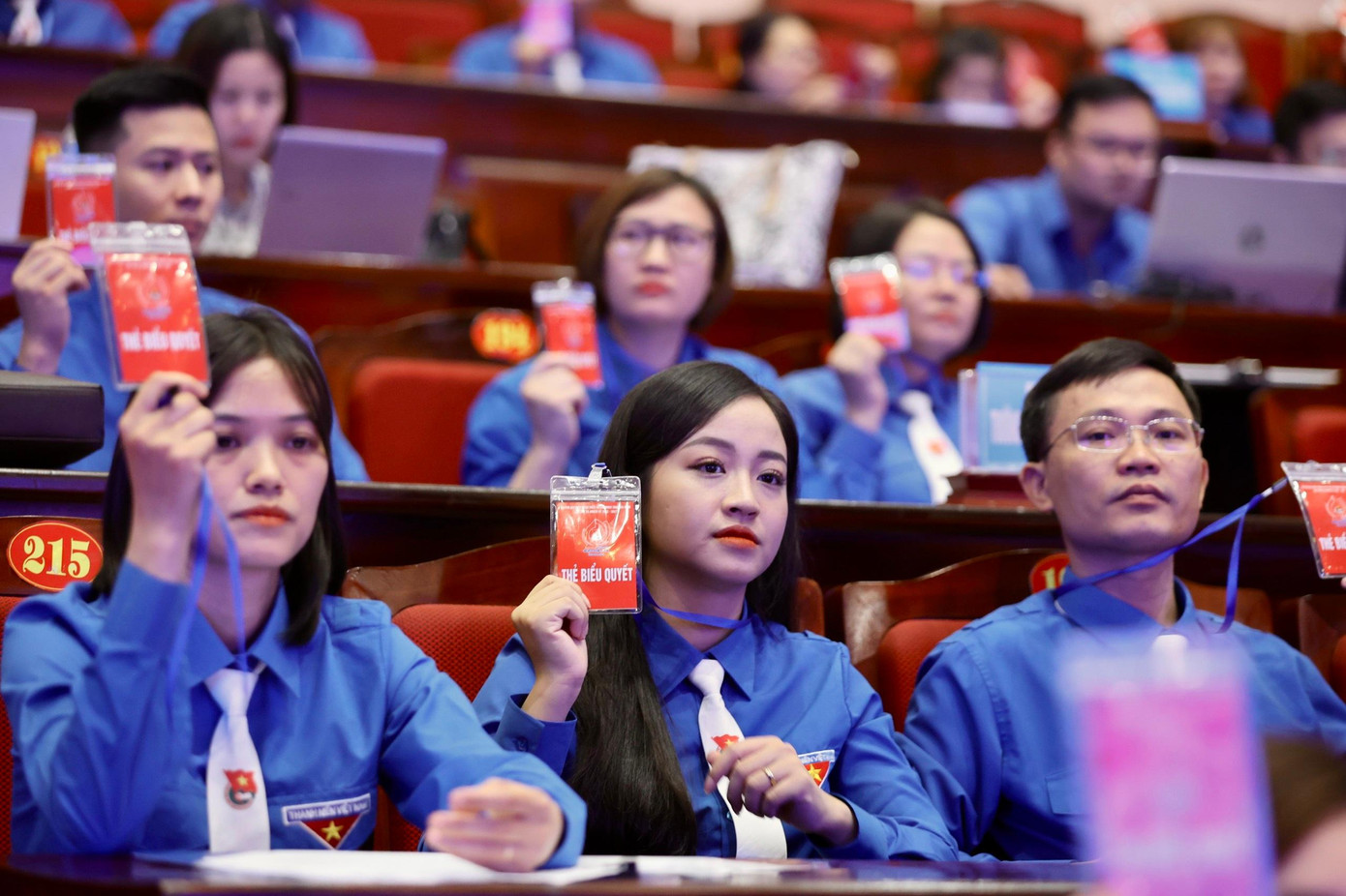 Các đại biểu biểu quyết thông qua nghị quyết đại hội. Ảnh: Như Ý Các đại biểu biểu quyết thông qua nghị quyết đại hội. Ảnh: Như Ý