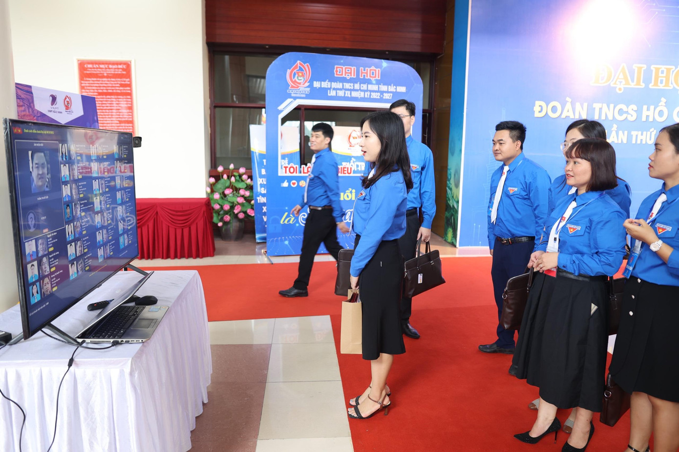 Điểm danh đại biểu bằng phần mềm nhận diện khuôn mặt. Ảnh: Như Ý Điểm danh đại biểu bằng phần mềm nhận diện khuôn mặt. Ảnh: Như Ý