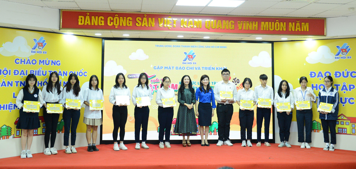 Ban tổ chức trao tặng học bổng cho các em học sinh tại chương trình