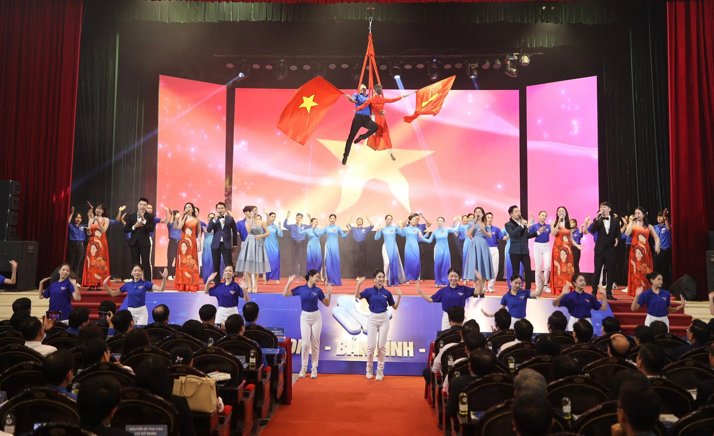 Các tiết mục văn nghệ đặc sắc tại phiên trọng thể (Ảnh: Như Ý) Các tiết mục văn nghệ đặc sắc tại phiên trọng thể (Ảnh: Như Ý)