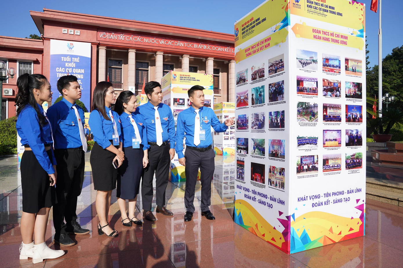 Các đại biểu tham quan triển lãm tại đại hội (Ảnh: Như Ý)