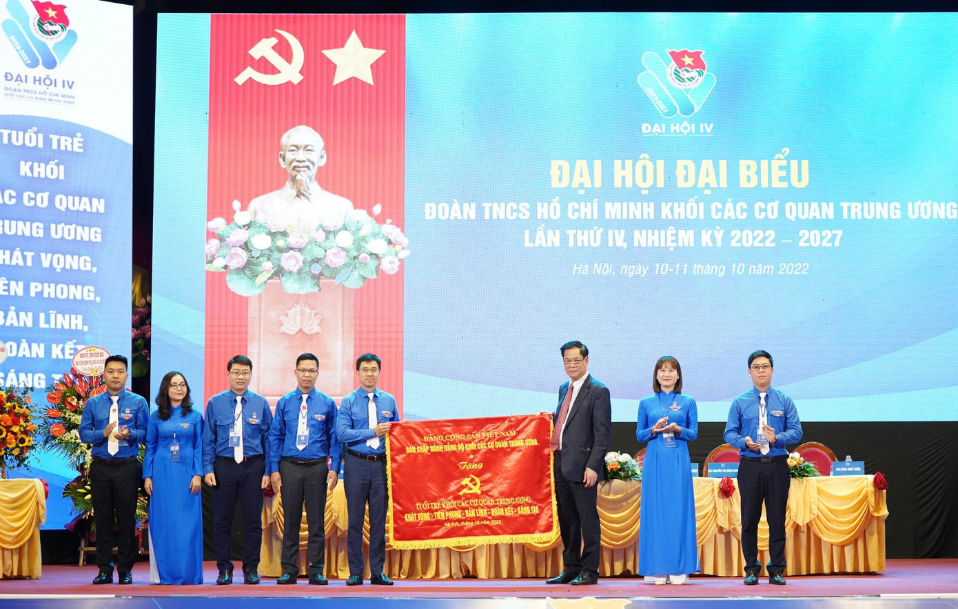 Ông Huỳnh Tấn Việt chúc mừng đại hội Ông Huỳnh Tấn Việt chúc mừng đại hội