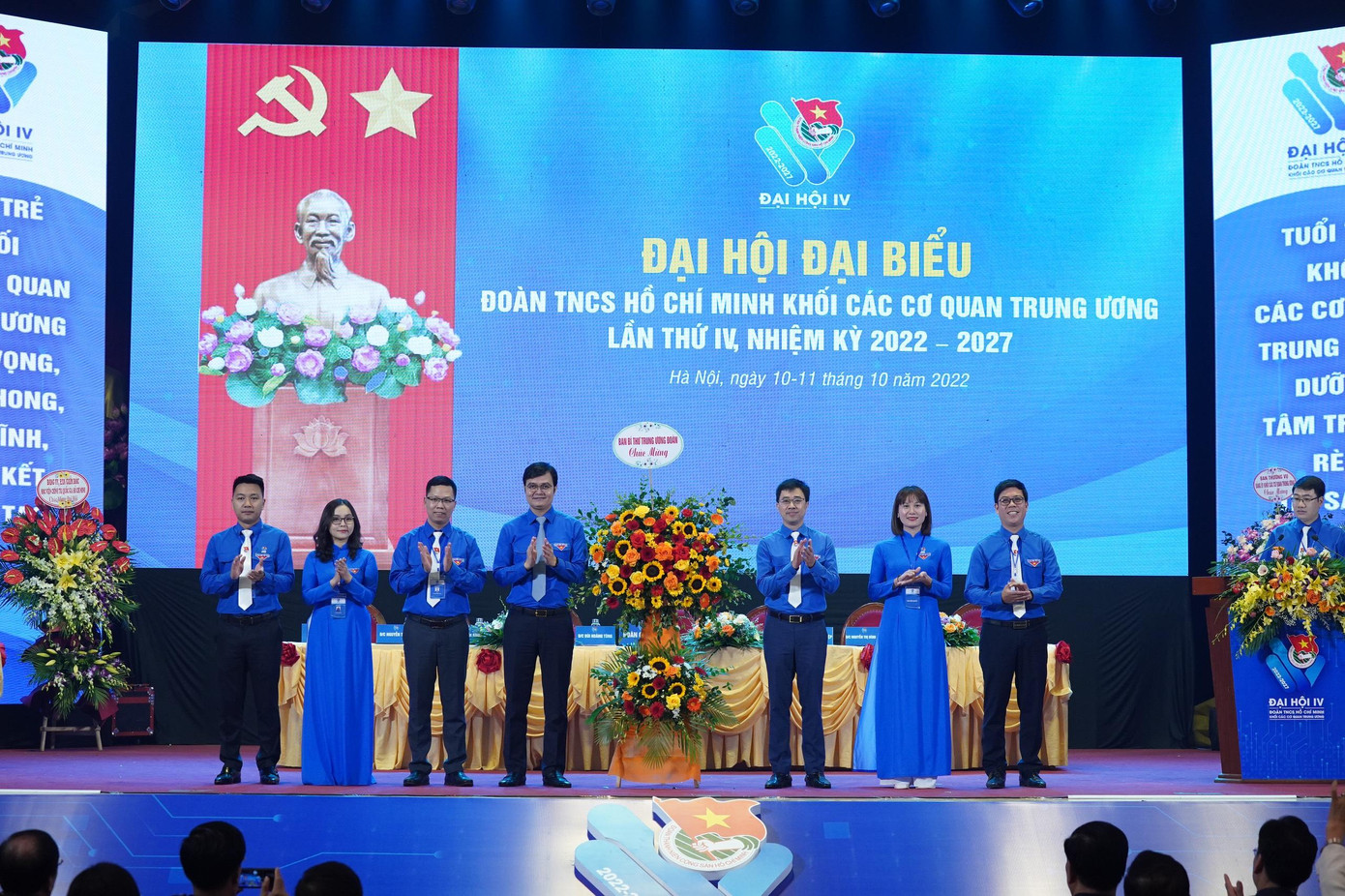 Bí thư thứ nhất T.Ư Đoàn Bùi Quang Huy tặng hoa chúc mừng đại hội. (Ảnh: Như Ý)