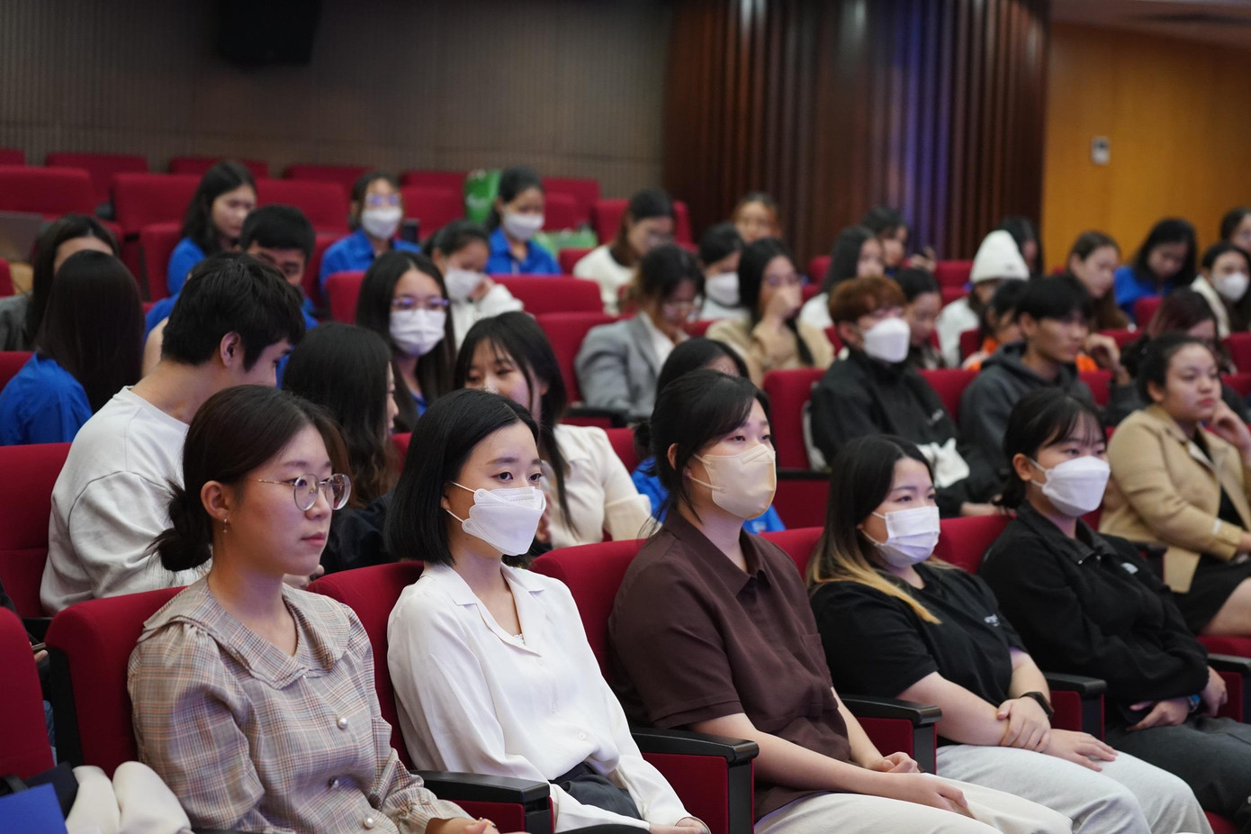 Các bạn sinh viên tham gia diễn đàn. Ảnh: Ngọc Thắng Các bạn sinh viên tham gia diễn đàn. Ảnh: Ngọc Thắng