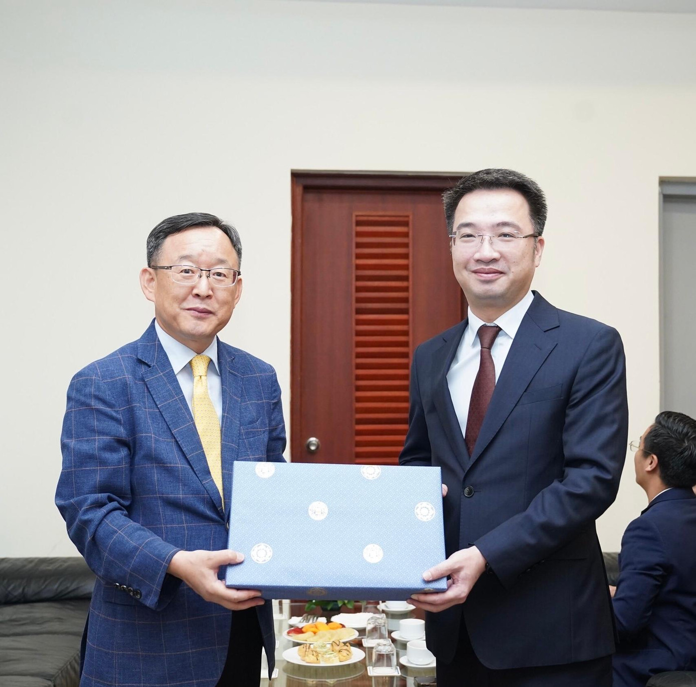 Ông Lee Hong Seok, Tham tán Nội vụ và An toàn Đại sứ quán Hàn Quốc tại Việt Nam (bên trái) tặng quà lưu niệm cho anh Nguyễn Tường Lâm. Ảnh: Ngọc Thắng. Ông Lee Hong Seok, Tham tán Nội vụ và An toàn Đại sứ quán Hàn Quốc tại Việt Nam (bên trái) tặng quà lưu niệm cho anh Nguyễn Tường Lâm. Ảnh: Ngọc Thắng.