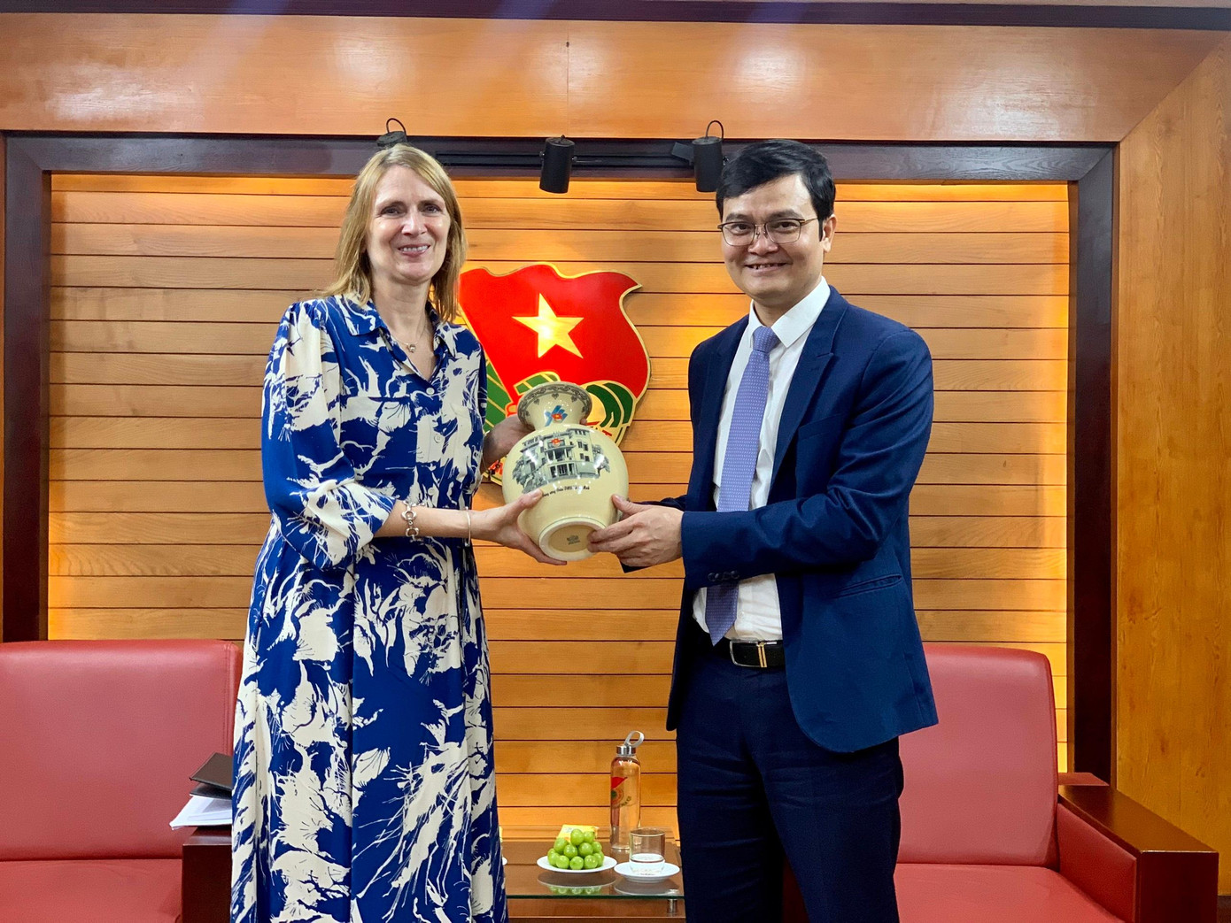 Bí thư thứ nhất T.Ư Đoàn Bùi Quang Huy tặng quà lưu niệm bà Donna Gowan, Giám đốc Hội đồng Anh (BC) tại Việt Nam. Bí thư thứ nhất T.Ư Đoàn Bùi Quang Huy tặng quà lưu niệm bà Donna Gowan, Giám đốc Hội đồng Anh (BC) tại Việt Nam.