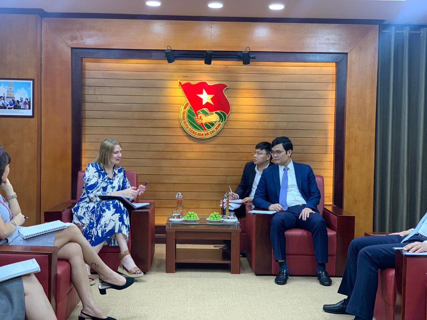 Anh Bùi Quang Huy, Bí thư thứ nhất T.Ư Đoàn tiếp xã giao bà Donna Gowan, Giám đốc Hội đồng Anh (BC) tại Việt Nam Anh Bùi Quang Huy, Bí thư thứ nhất T.Ư Đoàn tiếp xã giao bà Donna Gowan, Giám đốc Hội đồng Anh (BC) tại Việt Nam