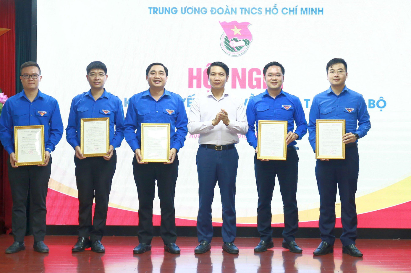 Anh Nguyễn Ngọc Lương, Bí thư Thường trực T.Ư Đoàn, Chủ tịch Hội LHTN Việt Nam trao quyết định về công tác cán bộ. Ảnh: Bảo Anh. Anh Nguyễn Ngọc Lương, Bí thư Thường trực T.Ư Đoàn, Chủ tịch Hội LHTN Việt Nam trao quyết định về công tác cán bộ. Ảnh: Bảo Anh.