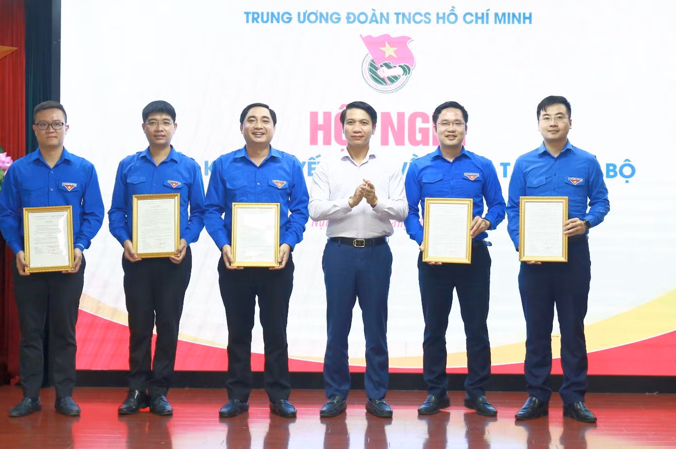 Anh Nguyễn Ngọc Lương, Bí thư Thường trực T.Ư Đoàn, Chủ tịch Hội LHTN Việt Nam trao quyết định về công tác cán bộ. Ảnh: Bảo Anh. Anh Nguyễn Ngọc Lương, Bí thư Thường trực T.Ư Đoàn, Chủ tịch Hội LHTN Việt Nam trao quyết định về công tác cán bộ. Ảnh: Bảo Anh.