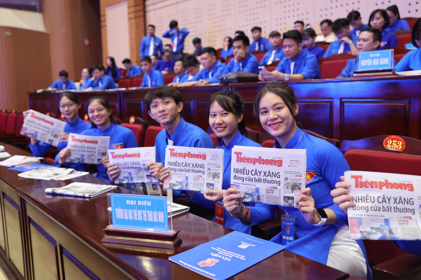 Các đại biểu tranh thủ đọc báo trong giờ giải lao tại đại hội. Ảnh: Như Ý