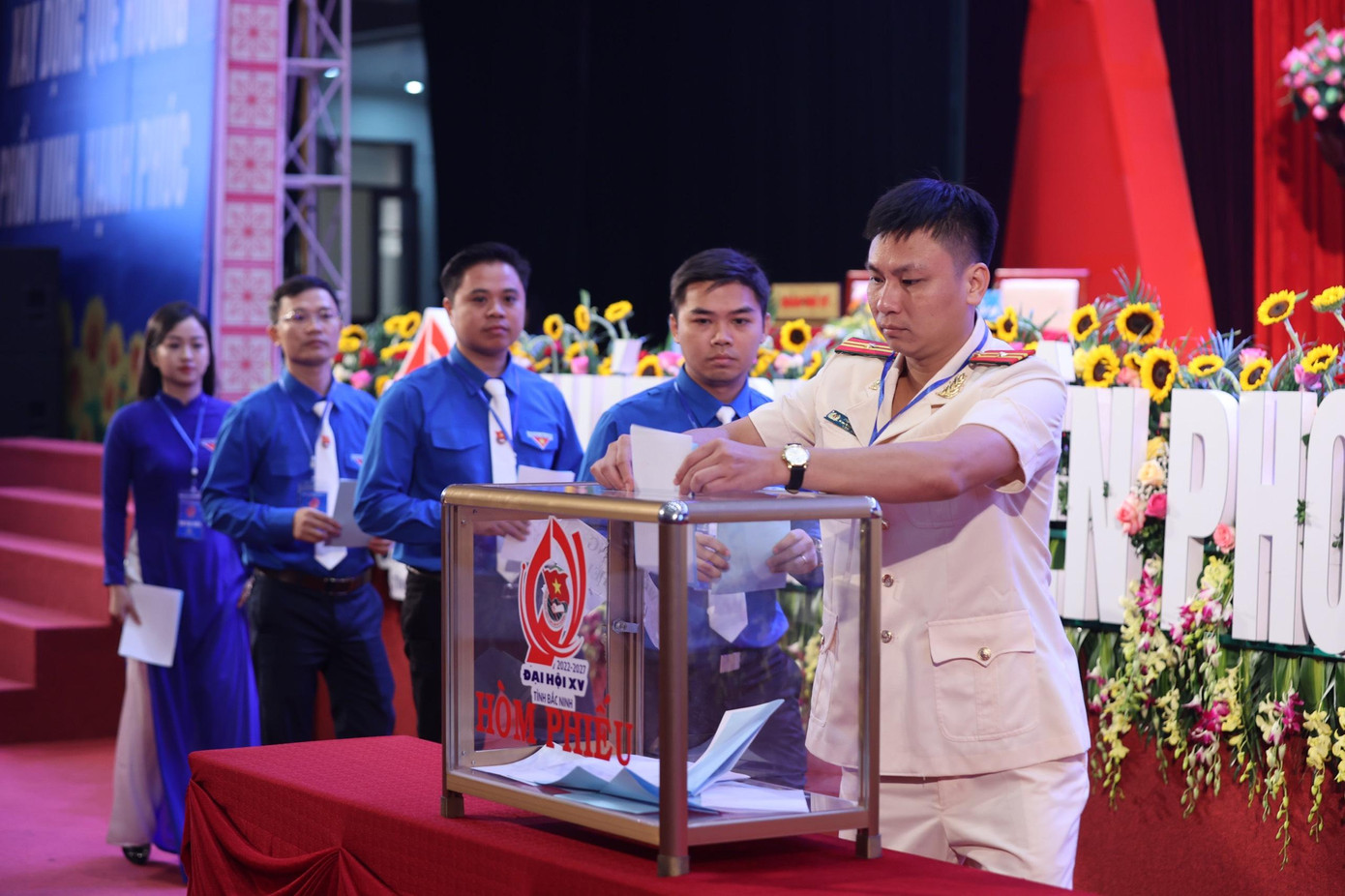 Các đại biểu bỏ phiếu bầu đoàn đại biểu dự Đại hội Đoàn toàn quốc lần thứ XII. Ảnh: Như Ý