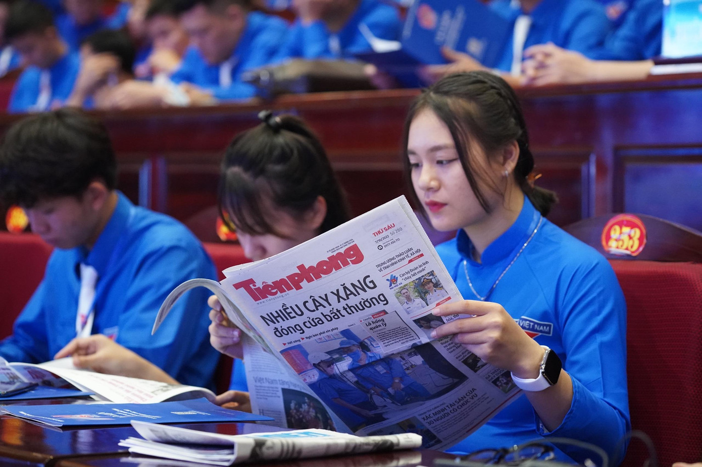 Các đại biểu tranh thủ đọc báo trong giờ giải lao tại đại hội. Ảnh: Như Ý