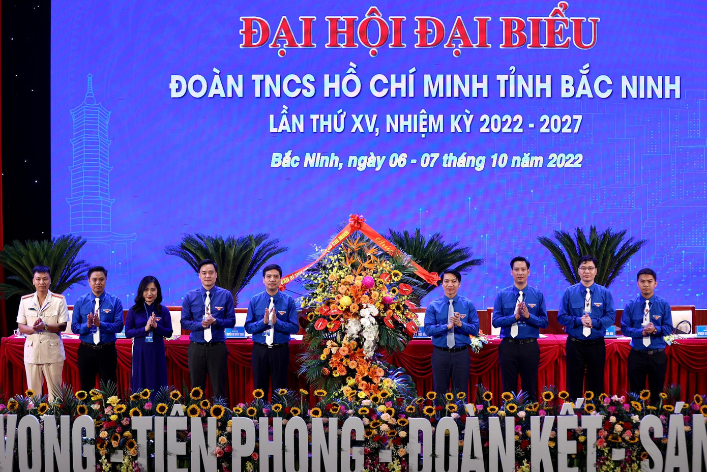 Anh Nguyễn Ngọc Lương, Bí thư Thường trực T.Ư Đoàn, Chủ tịch Hội LHTN Việt Nam tặng hoa chúc mừng đại hội. Ảnh: Như Ý