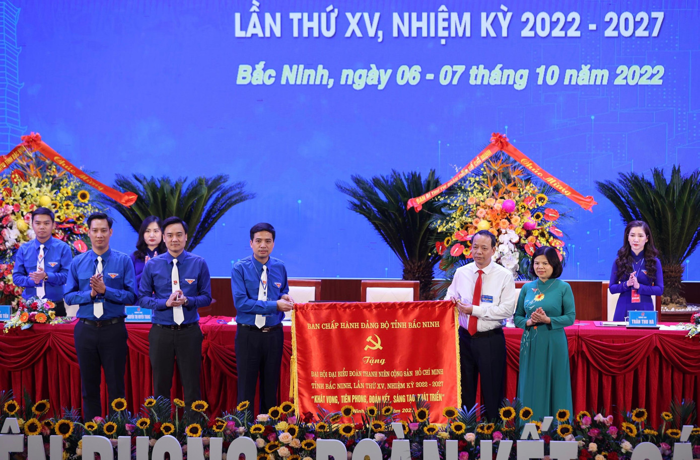 Ông Nguyễn Quốc Chung - Phó Bí thư Thường trực Tỉnh uỷ, Chủ tịch HĐND tỉnh Bắc Ninh tặng bức trướng chúc mừng Đại hội. Ảnh: Như Ý