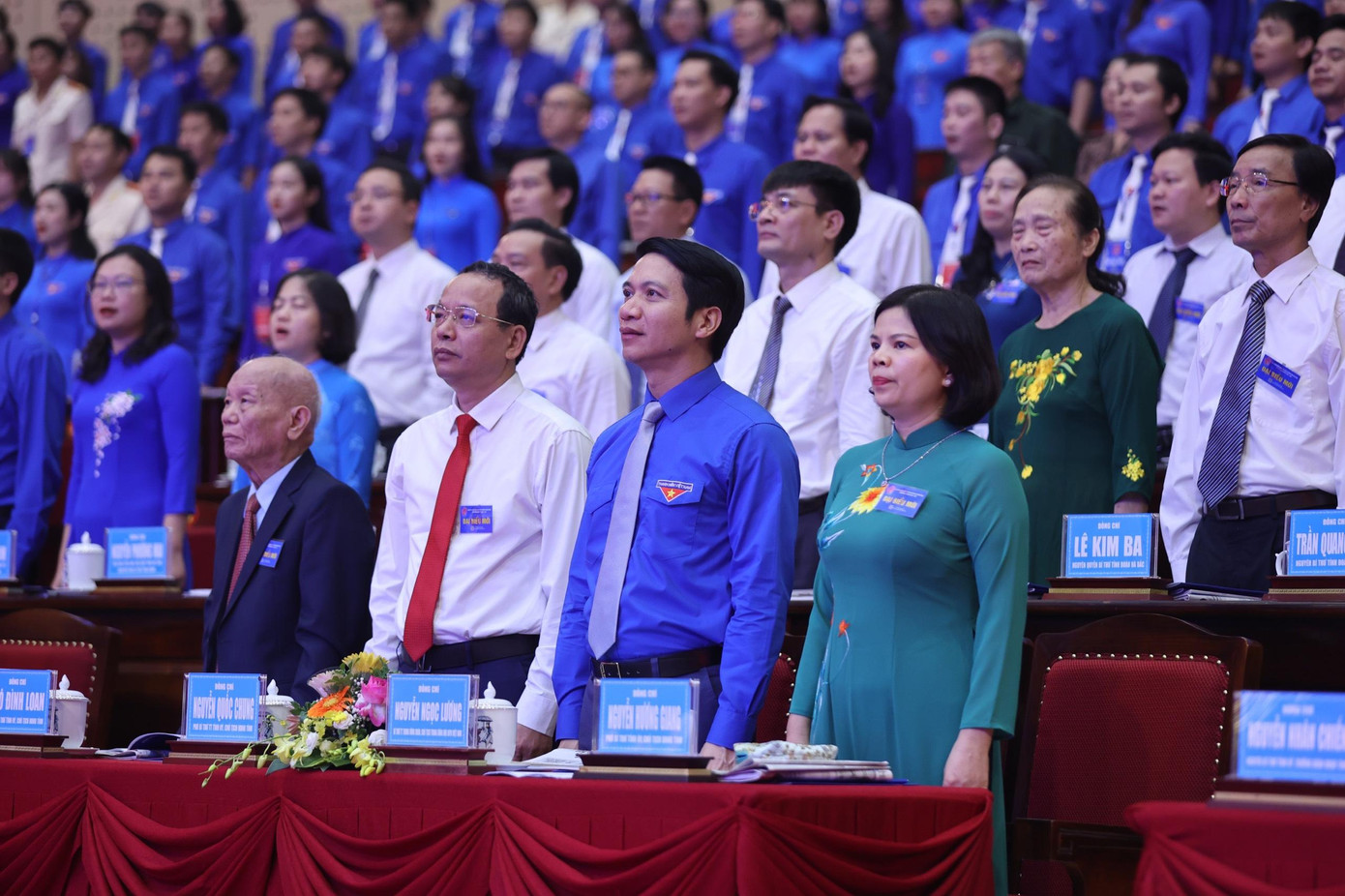 Các đại biểu làm lễ chào cờ trước phiên trọng thể. Ảnh: Như Ý