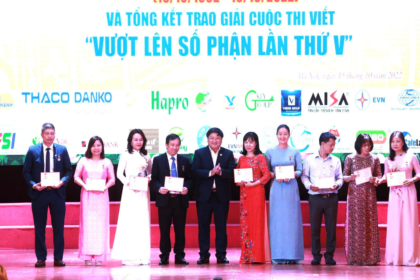 Trao Kỷ niệm chương Vì sự nghiệp thông tin và truyền thông tặng các thế hệ cán bộ, phóng viên của tạp chí. Ảnh: Bảo Anh Trao Kỷ niệm chương Vì sự nghiệp thông tin và truyền thông tặng các thế hệ cán bộ, phóng viên của tạp chí. Ảnh: Bảo Anh