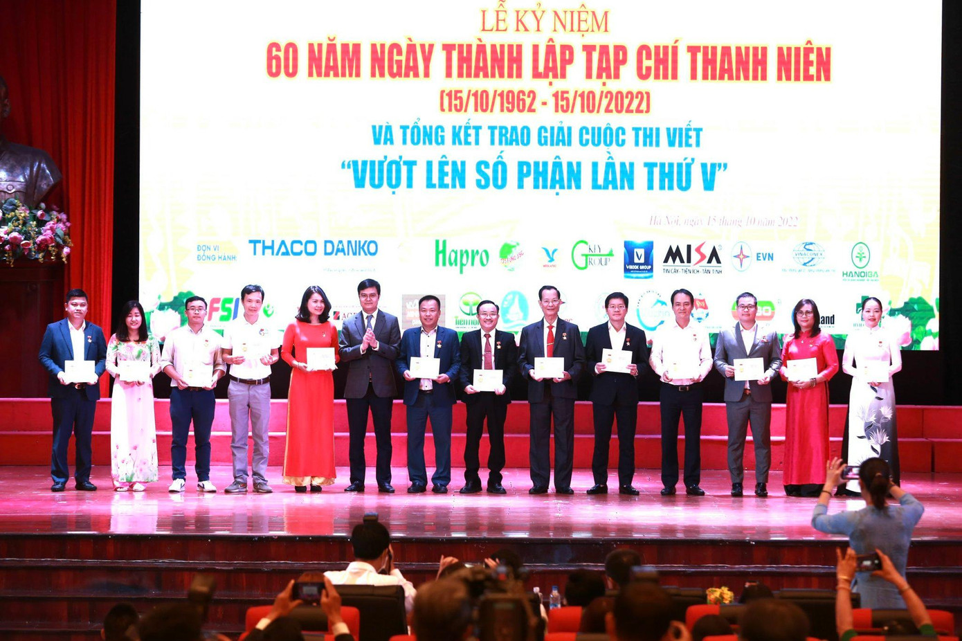 Bí thư thứ nhất Ban Chấp hành T.Ư Đoàn Bùi Quang Huy trao Kỷ niệm chương Vì thế hệ trẻ tặng các thế hệ cán bộ, phóng viên của Tạp chí Thanh niên. Ảnh: Bảo Anh Bí thư thứ nhất Ban Chấp hành T.Ư Đoàn Bùi Quang Huy trao Kỷ niệm chương Vì thế hệ trẻ tặng các thế hệ cán bộ, phóng viên của Tạp chí Thanh niên. Ảnh: Bảo Anh