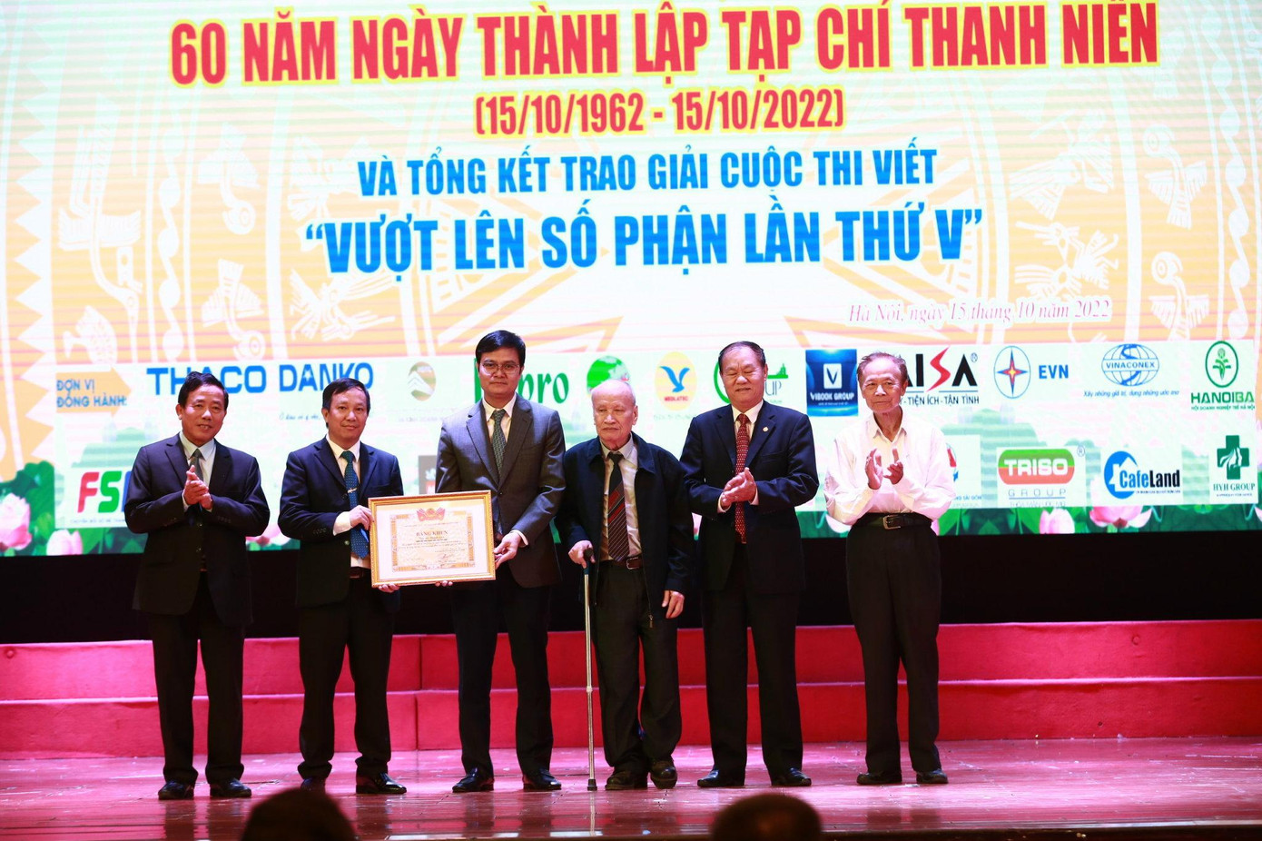 Bí thư thứ nhất T.Ư Đoàn trao Bằng khen tặng Tạp chí Thanh niên (Ảnh: Bảo Anh) Bí thư thứ nhất T.Ư Đoàn trao Bằng khen tặng Tạp chí Thanh niên (Ảnh: Bảo Anh)